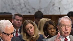 El senador Chuck Grassley, R-Iowa, defiende su propuesta que prohíbe acceder a la legalización hasta que la Secretaria de Seguridad Nacional tenga un control efectivo de la frontera por seis meses.