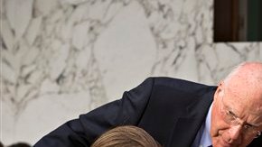 El senador Patrick Leahy (centro), D-Vt., habla con el senador Charles Schumer (derecha), D-N.Y., y el senador Dianne Feinstein, D-Calif., en el Capitolio.