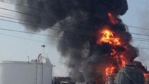 Trabajadores saltaron sobre las rejas del lugar cuando escucharon la explosión, que hizo temblar la tierra.