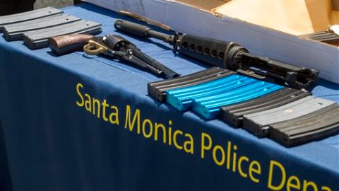 La policía mostró en conferencia de prensa las armas que Zawahri usó en el tiroteo.