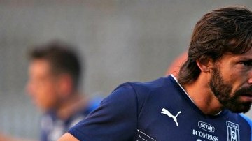 El jugador de la selección italiana Andrea Pirlo participa en un entrenamiento hoy, viernes 14 de junio de 2013, en la cancha anexa del Estadio Olímpico João Havelange en Río de Janeiro