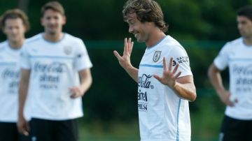 El capitán uruguayo Diego Lugano critica el tiempo que tardan en los traslados a los entrenamientos