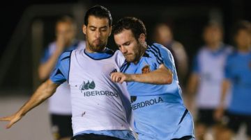 Sergio Busquets y Juan Mata disputan el esférico durante el entrenamiento