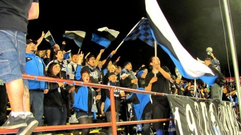 Aficionados de los Earthquakes muestran sus colores en apoyo al equipo.
