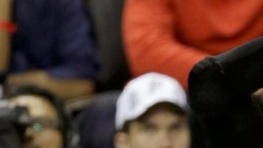 LeBron James realiza un disparo ante Manú Ginóbili.