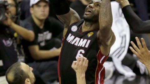 LeBron James realiza un disparo ante Manú Ginóbili.