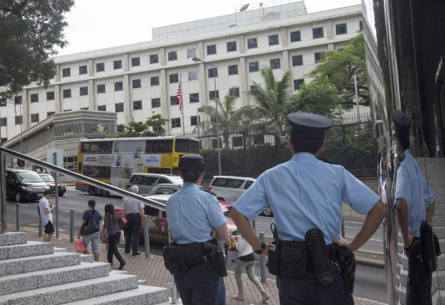 Policías mantienen la vigilancia en las afueras del consulado de Estados Unidos en  Hong Kong, China.