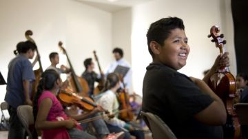 Jesús Guzmán, de 12 años, forma parte de la orquesta juvenil Cerro Colorado de Tijuana.