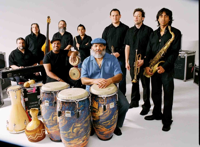 Poncho Sánchez y su banda de jazz latino.