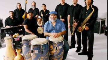 Poncho Sánchez y su banda de jazz latino.