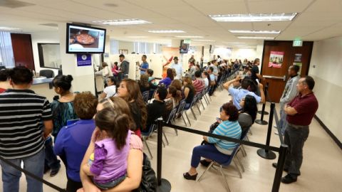 Grupos de salvadoreños acuden al consulado de El Salvador en Los Ángeles para conseguir o  renovar su TPS.