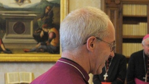 El arzobispo de Canterbury (i) visitó al Papa en el Vaticano.