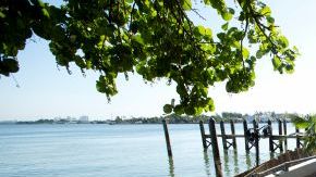 Al hundirse el suelo de la terraza, abarrotada por un centenar de personas, muchos cayeron al agua junto con sillas y mesas.
