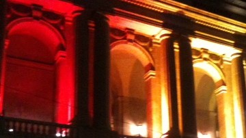 Los colores de la bandera gay iluminan este mes el edificio de la alcaldía de San Francisco.