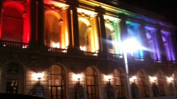 Los colores de la bandera gay iluminan este mes el edificio de la alcaldía de San Francisco.