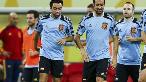 Los jugadores de la selección española, Xavi Hernández (i), Sergio Busquets (2i), Andrés Iniesta (2d) y Gerard Piqué (d) durante el entrenamiento celebrado en el estadio Arena Pernambuco de Recife