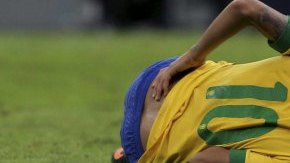 El delantero de la selección brasileña Neymar se lamenta en el suelo durante el partido inaugural de la Copa Confederaciones 2013 ante Japón