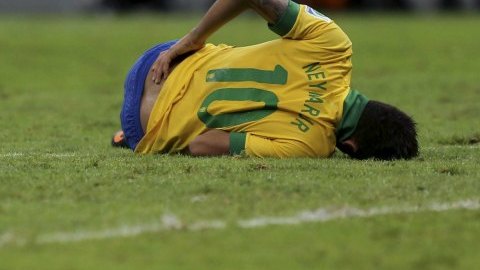 El delantero de la selección brasileña Neymar se lamenta en el suelo durante el partido inaugural de la Copa Confederaciones 2013 ante Japón