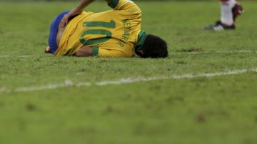 El delantero de la selección brasileña Neymar se lamenta en el suelo durante el partido inaugural de la Copa Confederaciones 2013 ante Japón