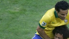 El centrocampista de la selección brasileña Paulinho (c) celebra con sus compañeros su tanto ante Japón