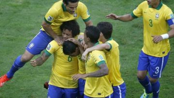 El centrocampista de la selección brasileña Paulinho (c) celebra con sus compañeros su tanto ante Japón