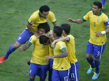 El centrocampista de la selección brasileña Paulinho (c) celebra con sus compañeros su tanto ante Japón