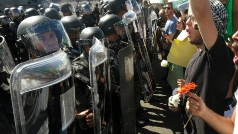 Cientos de manifestantes protestaron cerca del Estadio Nacional de Brasilia