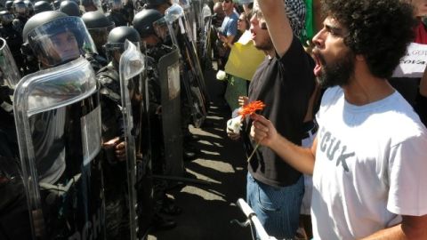 Cientos de manifestantes protestaron cerca del Estadio Nacional de Brasilia