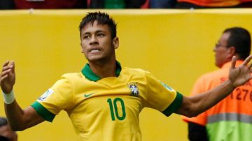 Neymar anotó el primer gol de la Copa Confederación, tras marcar el 1-0 sobre Japón