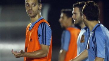 El jugador de la selección española Roberto Soldado (izq.) conversa con sus compañeros en el entrenamiento del combinado nacional en el centro de entrenamiento Wilson Campos