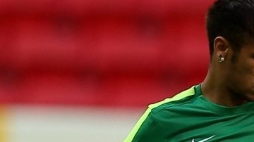 El jugador brasileño Neymar participa en un entrenamiento en el Estadio Nacional de Brasilia Mane Garrincha