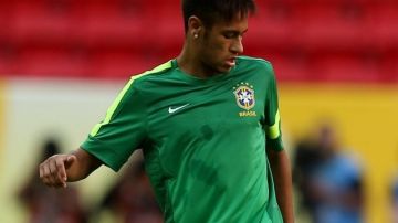 El jugador brasileño Neymar participa en un entrenamiento en el Estadio Nacional de Brasilia Mane Garrincha