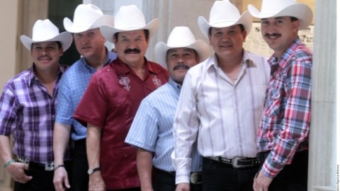 Cardenales de Nuevo León interpreta el tema 'El Jefe de Todos'.
