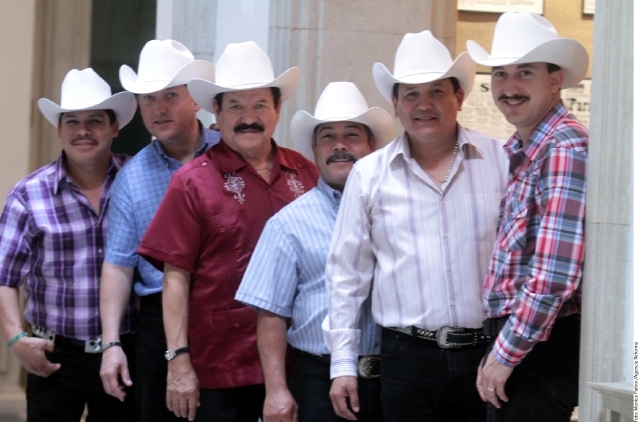 Cardenales de Nuevo León interpreta  el tema 'El Jefe de Todos'.