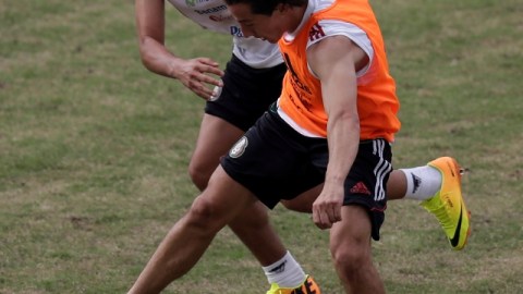Andrés Guardado cubre el balón en un interescuadras en la concentración del equipo en Río de Janeiro.