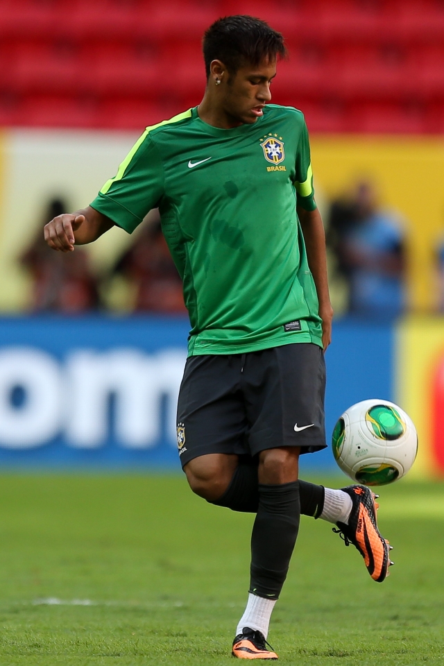 Neymar, estrella a seguir en el torneo, domina el esférico en el reconocimiento a la cancha del Estadio Nacional de Brasilia.