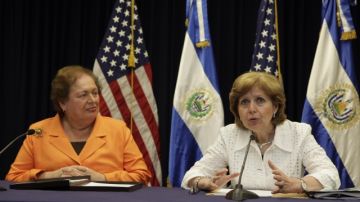 La subsecretaria de Estado adjunta de EEUU para Asuntos del Hemisferio Occidental, Liliana Ayalde (d), realizó una visita de trabajo a San Salvador que empezó el miércoles y concluyó ayer viernes.