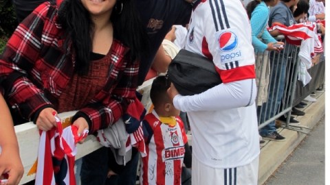 Rafael Márquez Lugo se tomó fotografías con aficionados que fueron a ver el entrenamiento de Chivas en Carson.