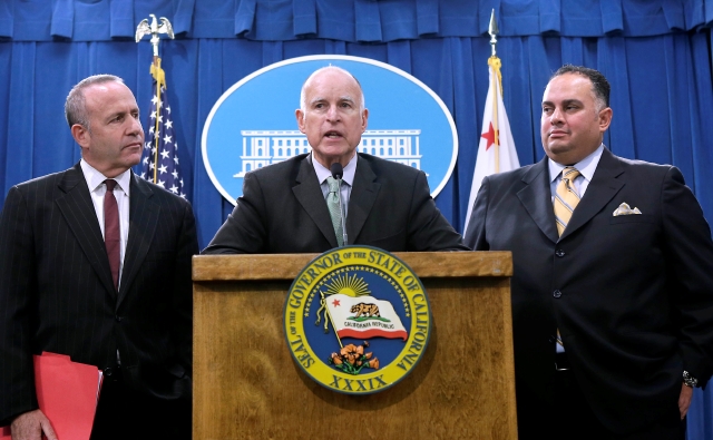 Gobernador Jerry Brown explica el compromiso presupuestario alcanzado con líderes demócratas del Senado, presidentes, 'pro term' Darrell Steinberg (izq.), y el de la Asamblea John Pérez, en Sacramento.