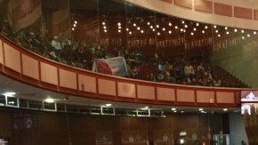 Un integrante de la Asamblea Nacional de Ecuador participa en la votación de la Ley de Comunicación en Quito (Ecuador).