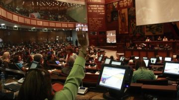 Un integrante de la Asamblea Nacional de Ecuador participa en la votación de la Ley de Comunicación en Quito (Ecuador).