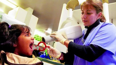 Esta semana, los legisladores y el gobernador Jerry Brown lograron un acuerdo para que el presupuesto de California 2013-14 restaure al menos parcialmente los servicios dentales de MediCal.