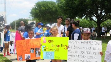 Familiares de inmigrantes piden la reforma migratoria y el cese de las deportaciones, frente al centro de detención de inmigrantes de Pompano Beach en Miami, con motivo de la celebración mañana del Día de los Padres.