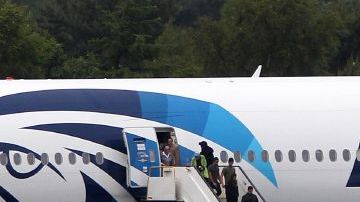Los pasajeros se bajan de un avión de Egyptair en el aeropuerto de Prestwick, Escocia, después de que lo desviaron cuando se dirigía de El Cairo a Nueva York, el sábado 15 de junio de 2013.