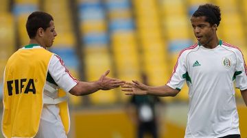Giovani y Javier Hérnadez (Chicharito) saludándose en la jornada de entrenamientos previo al encuentro ante Italia.
