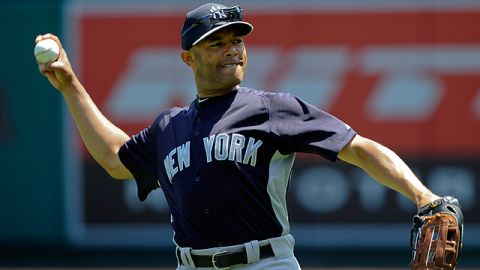 Gracias a frenada de Mariano Rivera, los Yankees de Nueva York frenaron una racha de cinco derrotas consecutivas al vencer el domingo 6-5 a Los Angeles.