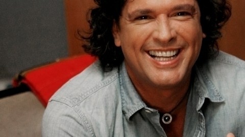 Carlos Vives retornó a los escenarios con 'Volver a nacer', que  ha registrado dos No. 1 en  Billboard.