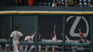 Jugadores de los Astros señalan hacia dónde voló la bola del jonrón de Jason Castro en la cuarta entrada sobre Chicago.
