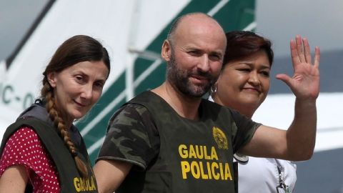 Ángel Sánchez Fernández (cen.), de 49 años, y María Concepción Marlaska Sedano (der.), de 43, ayer tras su rescate.
