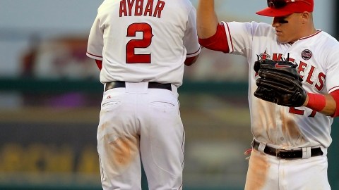 Mike Trout y Erick Aybar celebran el triunfo sobre Nueva York.